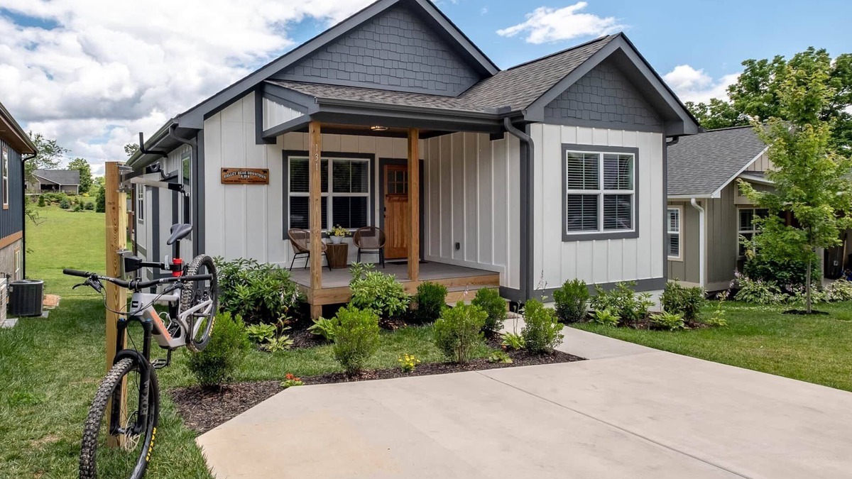 Brevard House | Walkable Downtown 5BR - Hot Tub + Resort Access