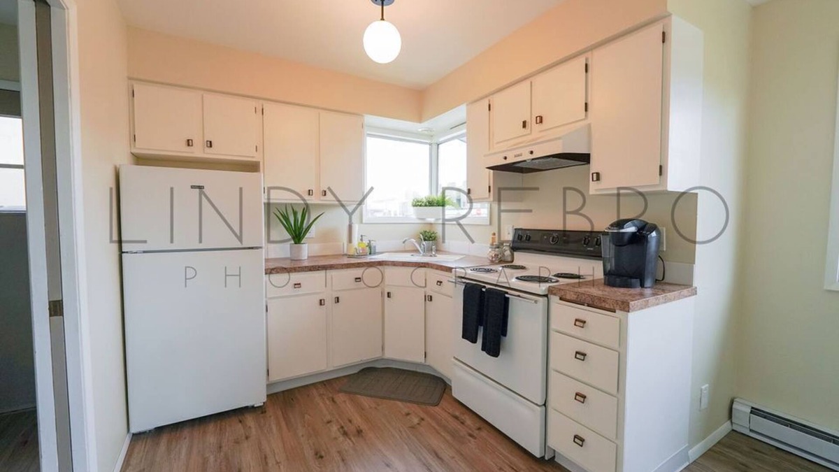 Lynden House | Walkable Downtown Lynden home- Mid Century Modern home w/ Mountain Views