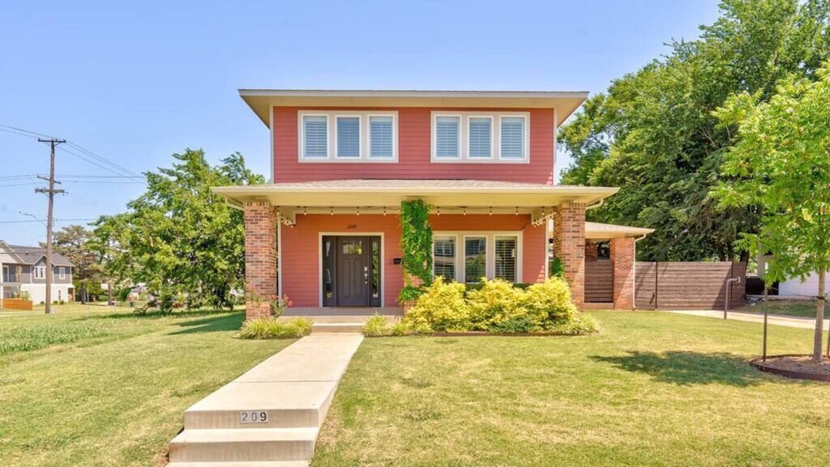 Lincoln Terrace House | Walkable Luxury Style Home ★ Gated & Covered Patio