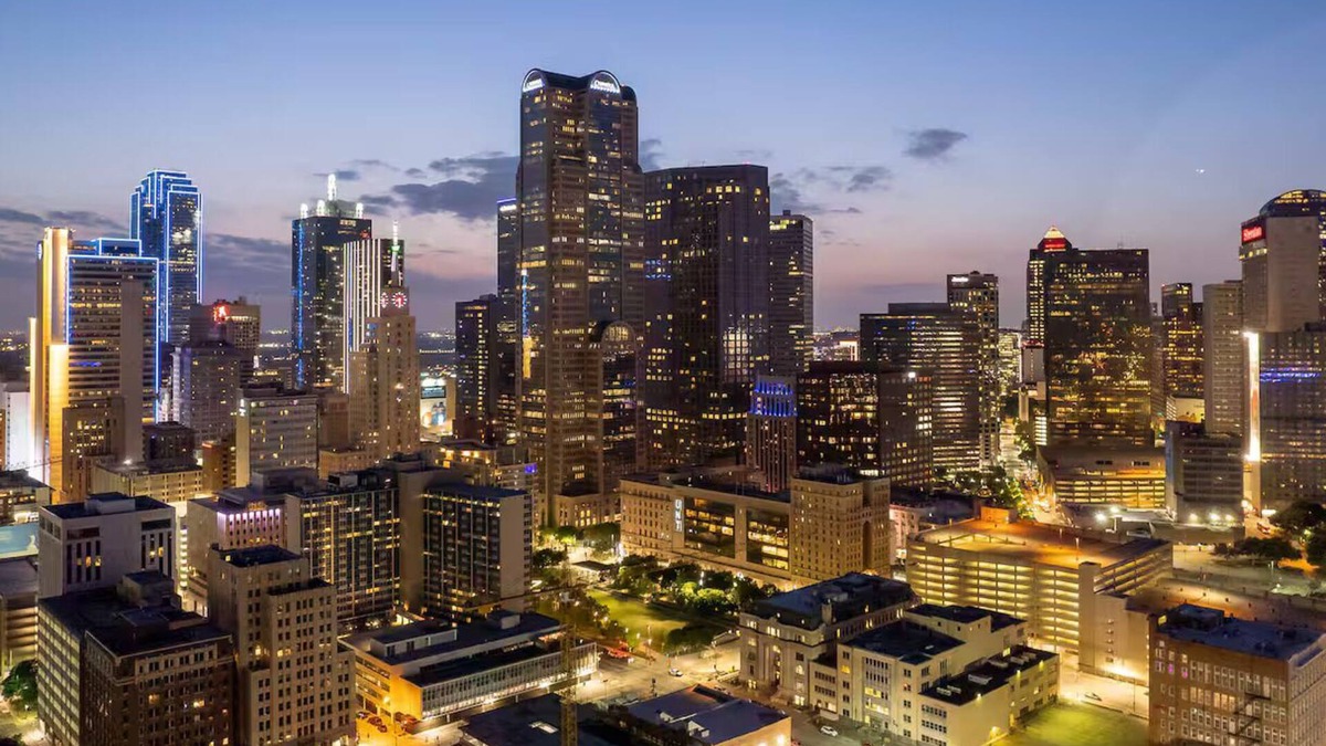 Downtown Dallas House | Walkable Modern Townhouse in Downtown Dallas! Rooftop, BBQ, Fitness, Pet Frndly