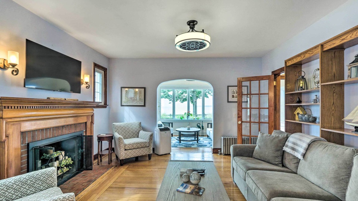 East Shore House | Walkable New Haven Retreat w/Ocean Views!