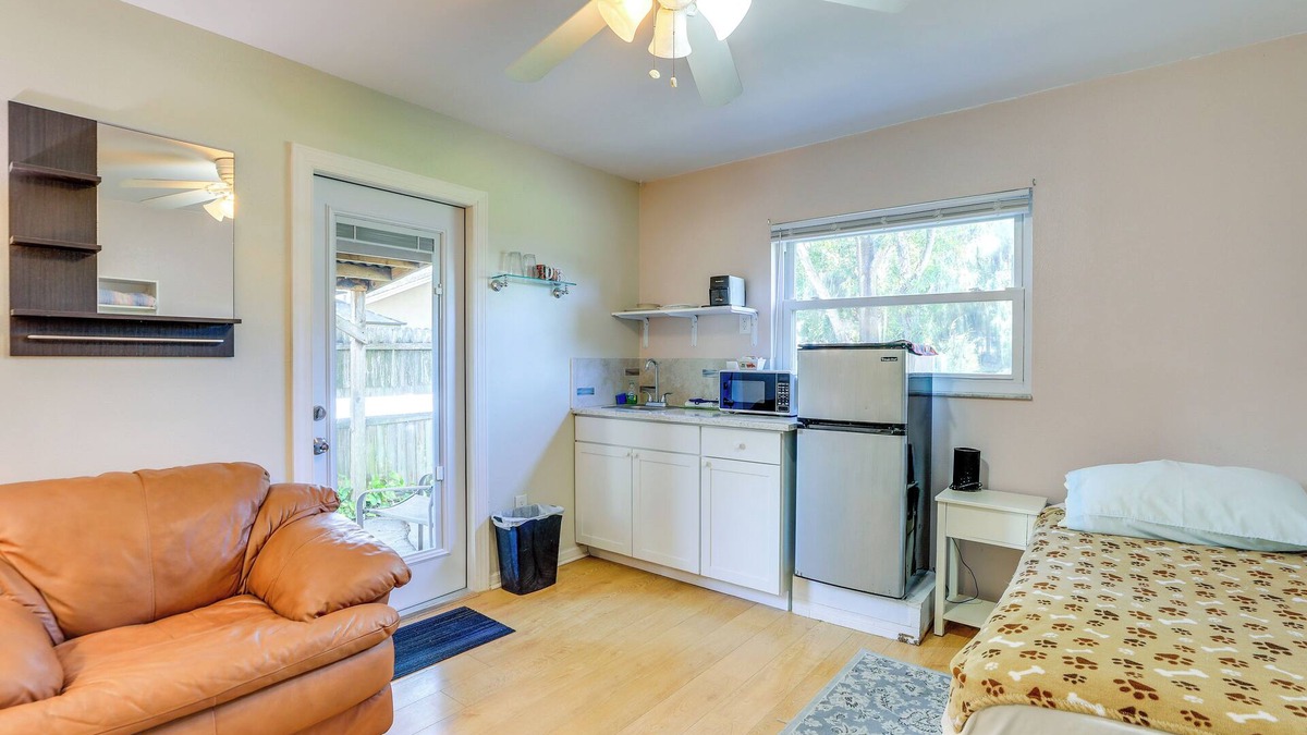 Pinellas Park Apartment | Walkable Studio in Pinellas Park w/Desk & Patio