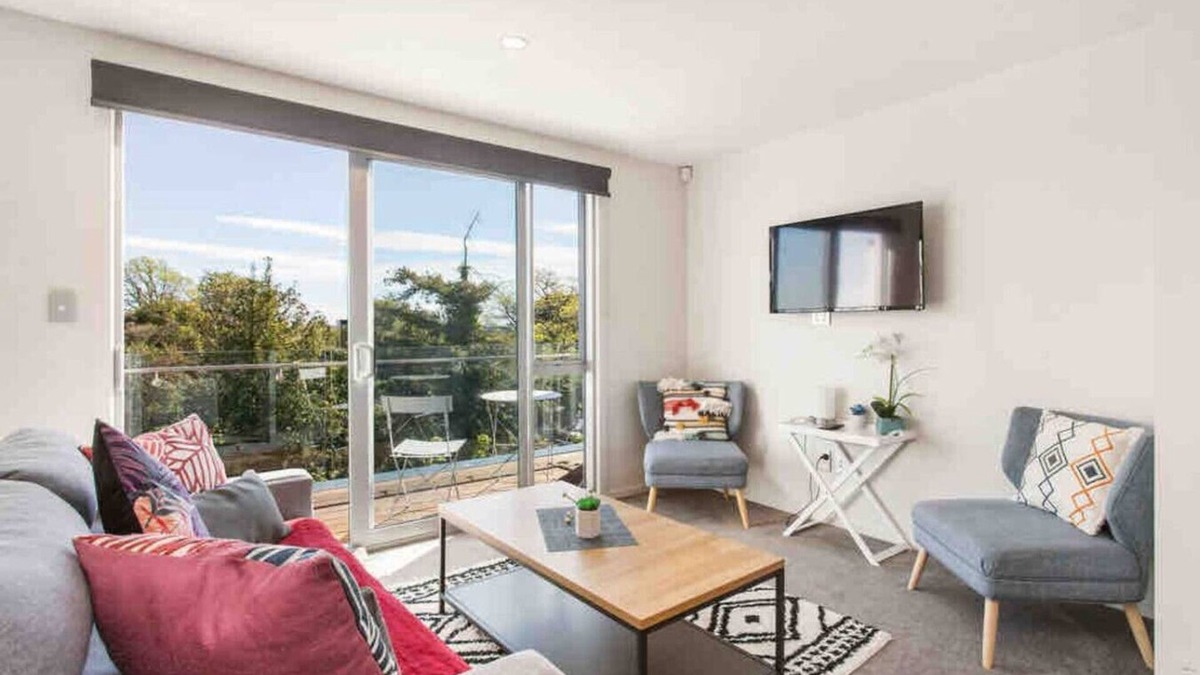 Christchurch City Centre House | Walking Distance CBD 2 Bdrms Secure Park