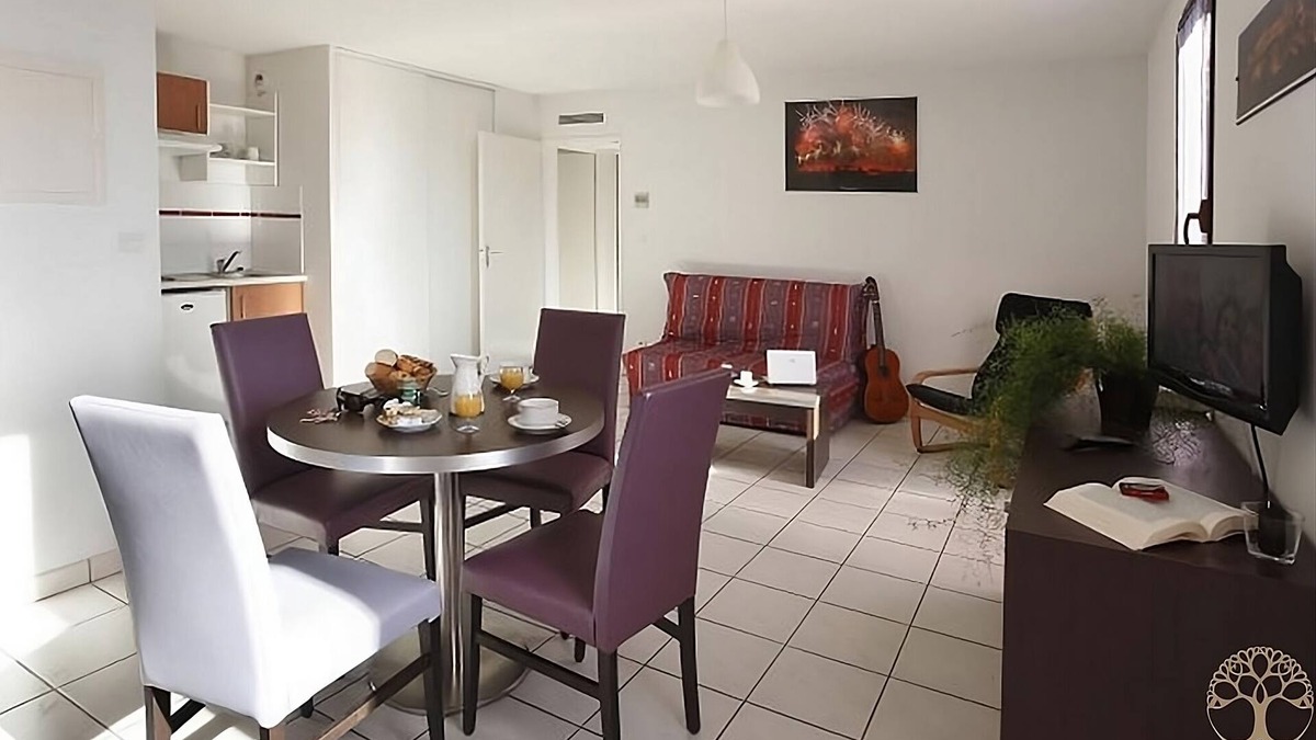 Carcassonne Hotel | Walking Distance to Parc de Bellevue in Historic Centre! Carcassonne w/Kitchen!