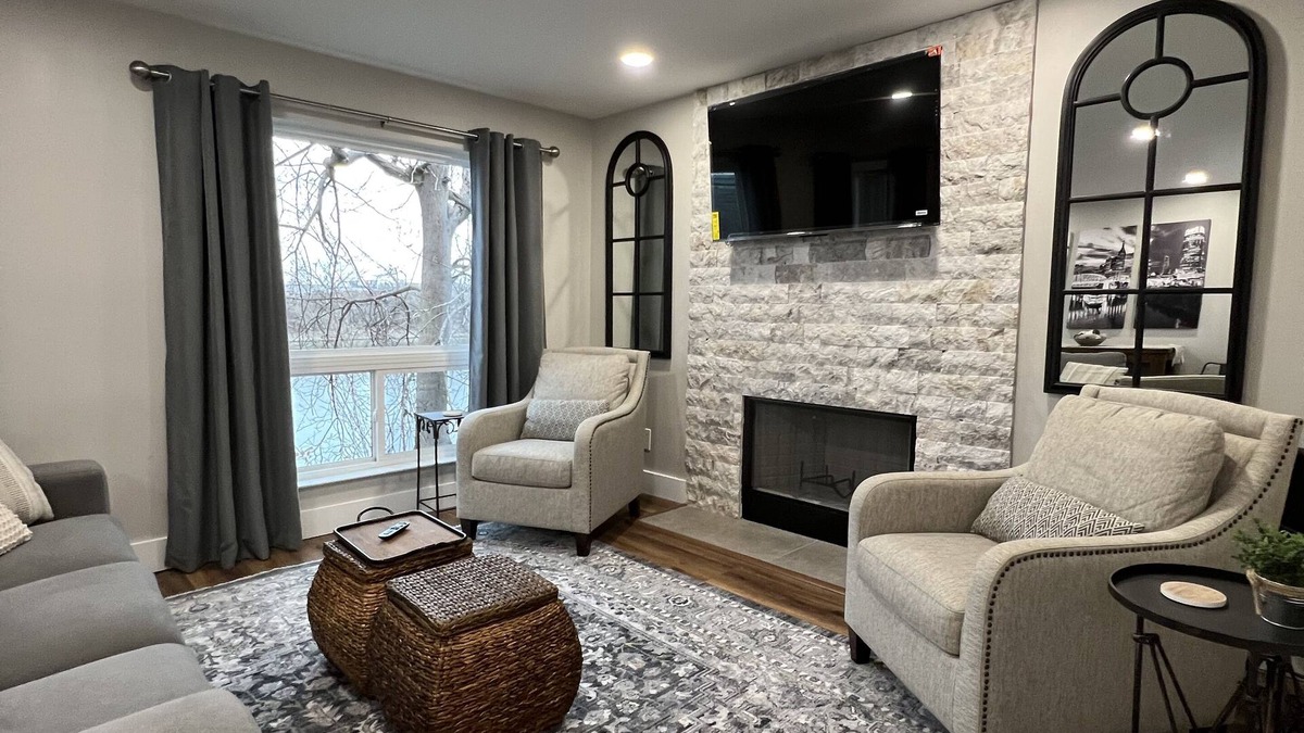 North Capitol Condo | Walking Distance to Broadway! Fully Renovated Condo on the River, Free Parking
