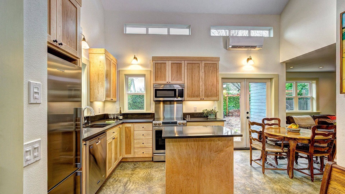 Sellwood-Moreland House | Walking distance to everything in Sellwood - close to downtown & hospitals!