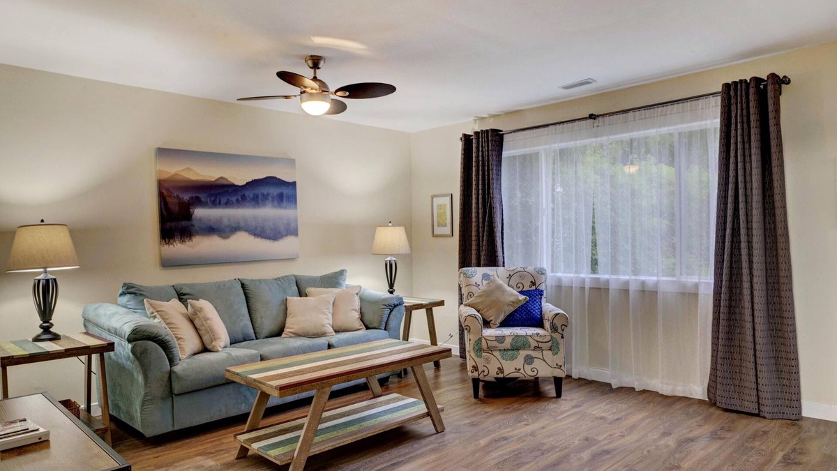 Sicamous House | Walking Distance to Mara Lake, 1 Bedroom, Sleeps 2, 1 Bath