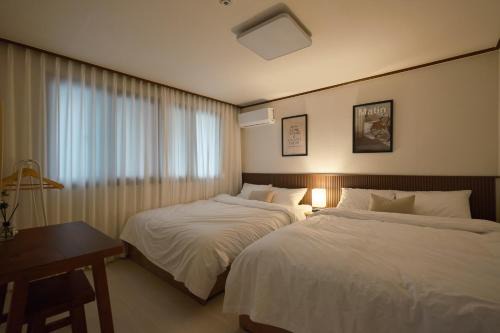 Torimil-tong House | Walking Distance to Sindorim Station, 3 Rooms, 4 Queen Beds, 2 Bathrooms, 1 Minute to Yeongdeungpo Station Bus Stop