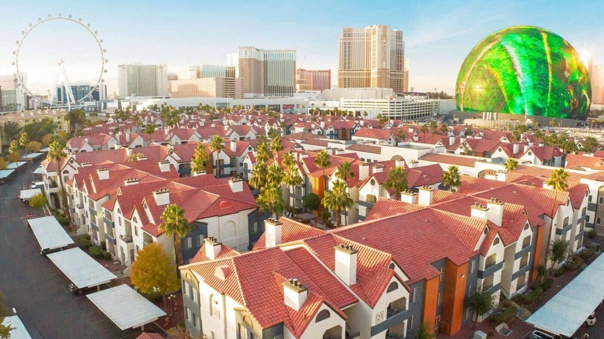 Las Vegas Resort | Walking Distance To The Iconic Vegas Sphere- Desert Club Resort- 1 Bd. Deluxe