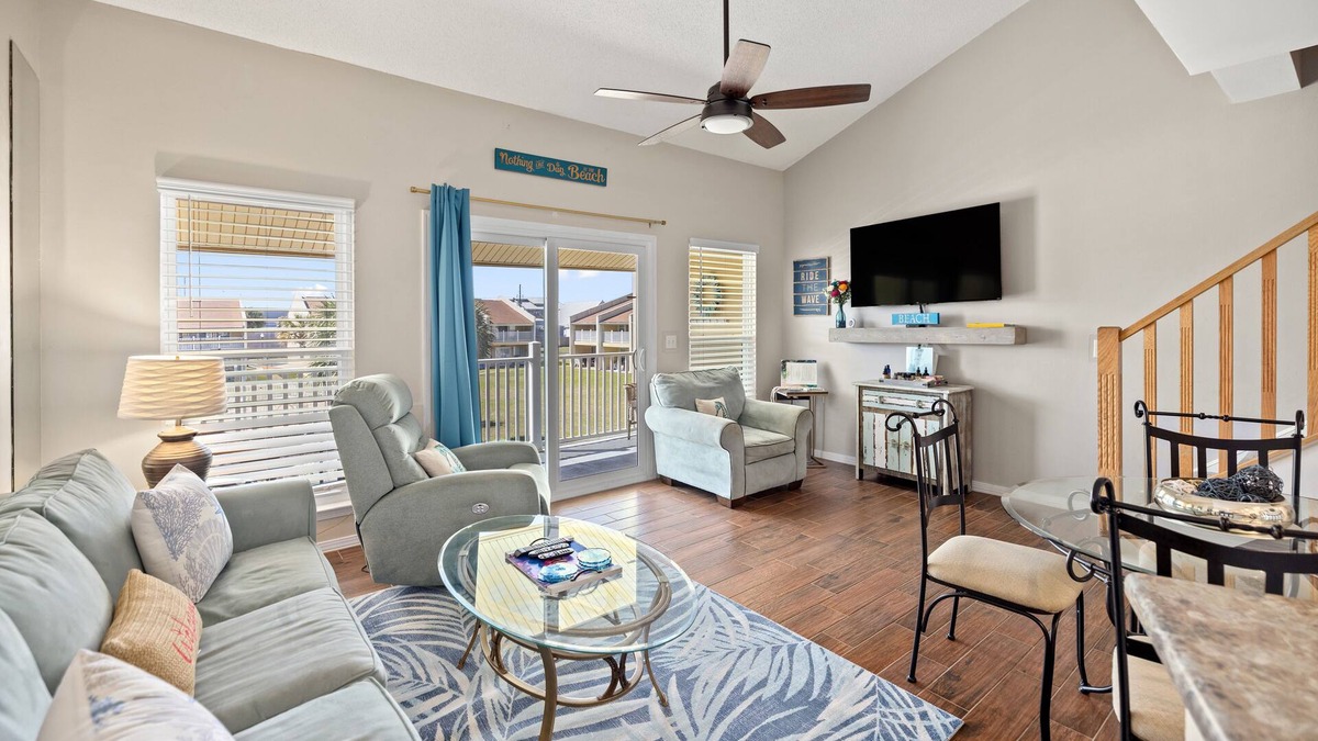 Frangista Beach Condo | Walking distance to the beach, the Whale’s Tail & Pompano Beach!