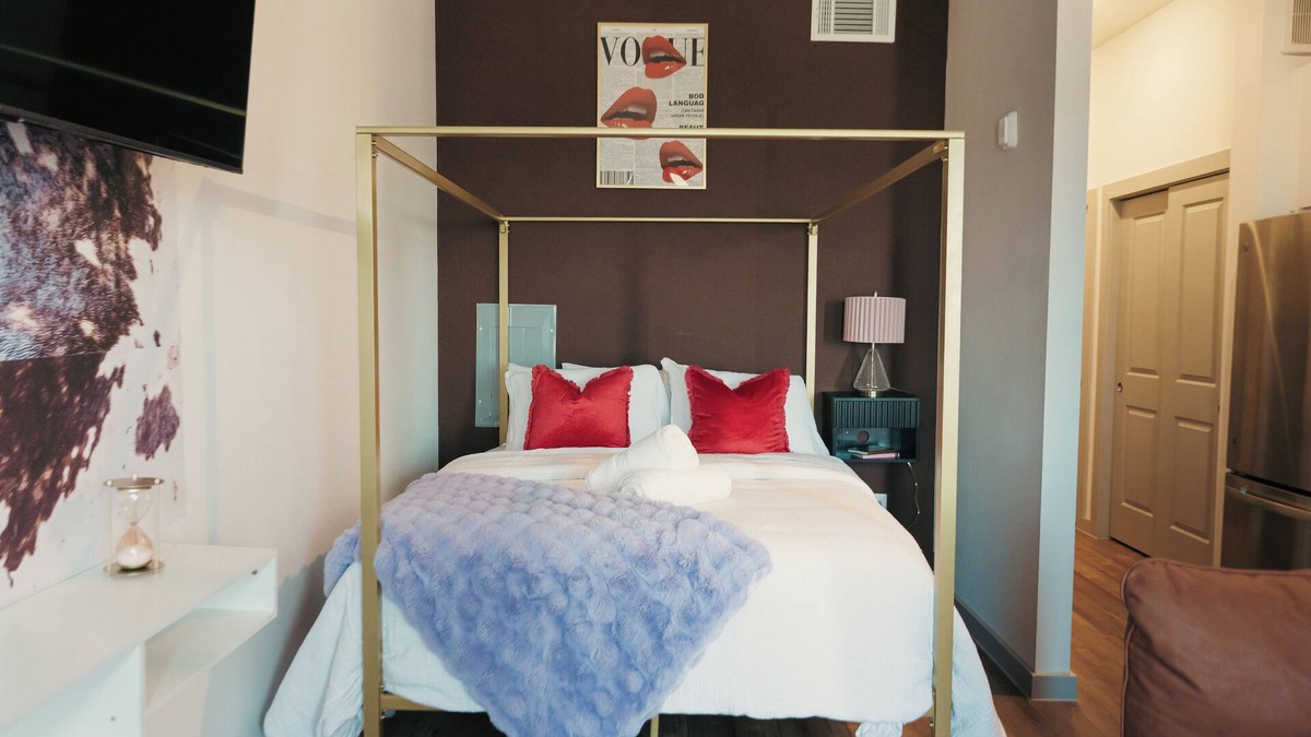 Washington Ave./ Memorial Park Apartment | Walking Paradise-Rooftop Pool-Free Parking & Wifi