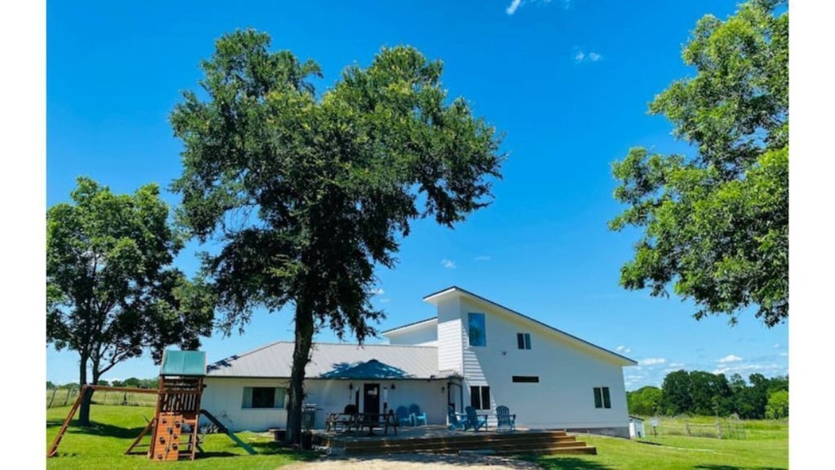 Austin County House | Walking Star Farm - mins to Brenham and Round Top