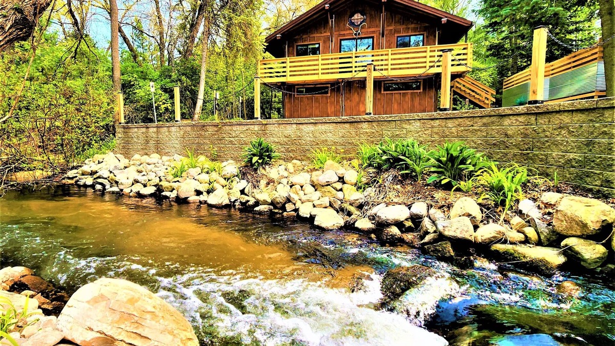 Traverse City Ski Chalet | WalkToBeach|HotTub|Fireplace|AuthenticallyNorthern