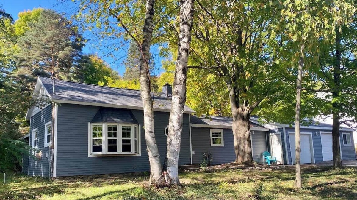 Bellaire House | WalkToTown : Pets, lakes, golf, and bikes nearby!