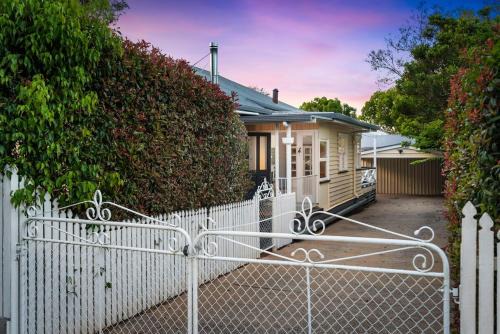 Newtown House | Wallace Cottage - Glennie, CBD, Quiet Leafy Street