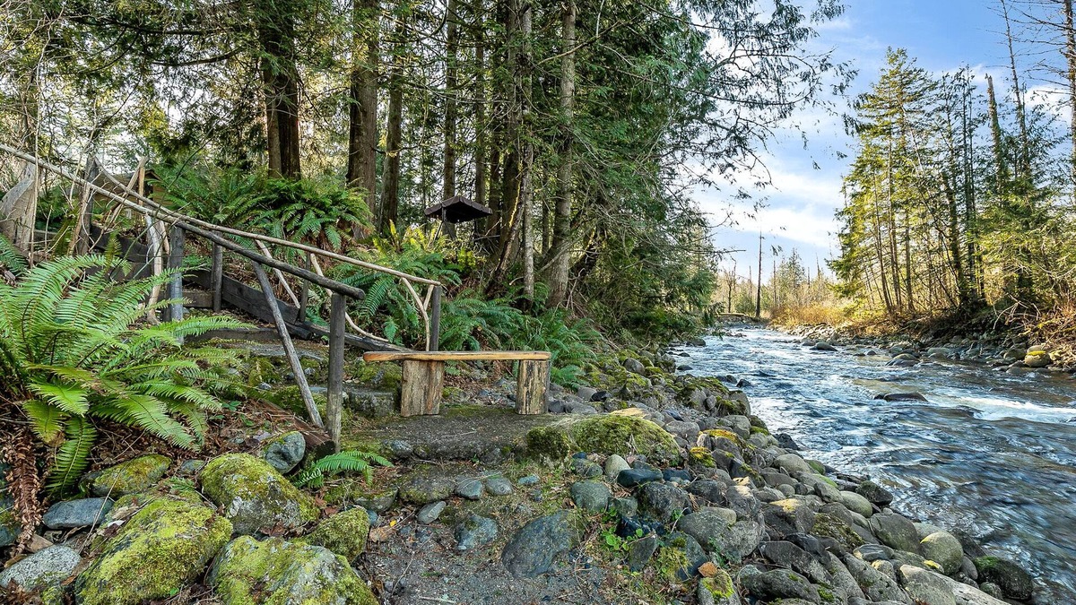Gold Bar House | Wallace River Retreat: Magical wooded acreage