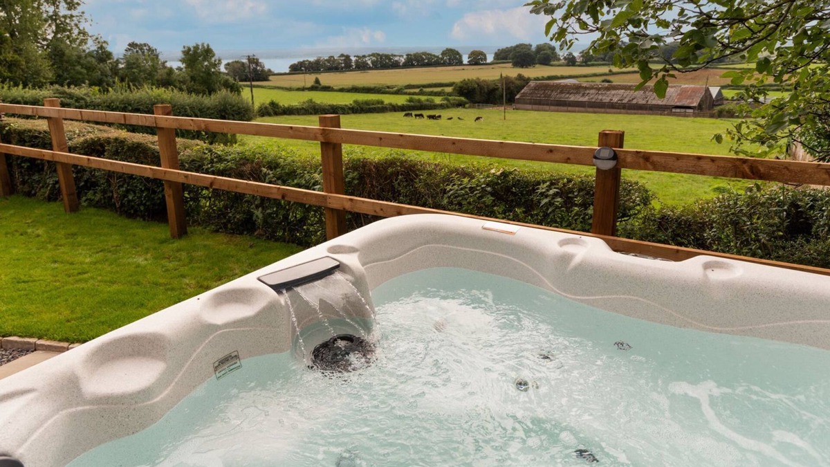Tidenham Cottage | Wallhope Escape - sleeps 6 guests in 3 bedrooms