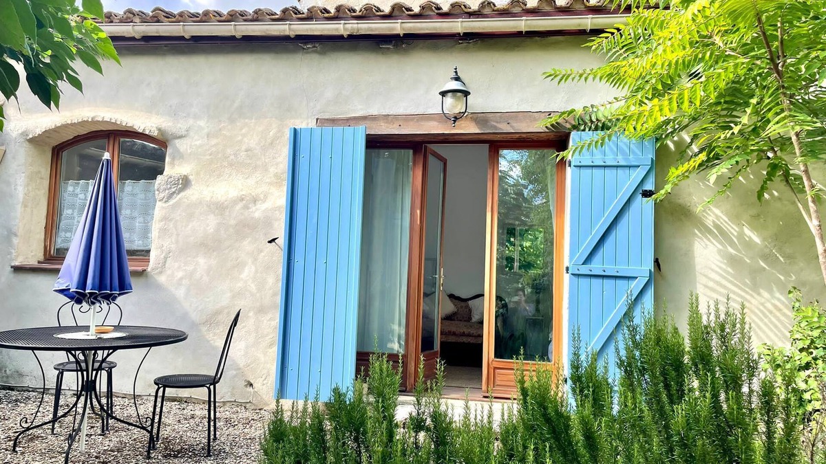 Eymet Cottage | Walnut Gite Sleeps 2 with Terrace