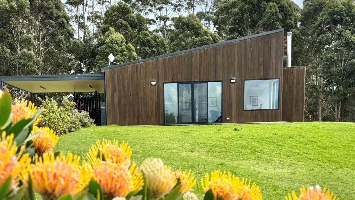 Shadforth House | Walnut Grove: Modern comfort with expansive views