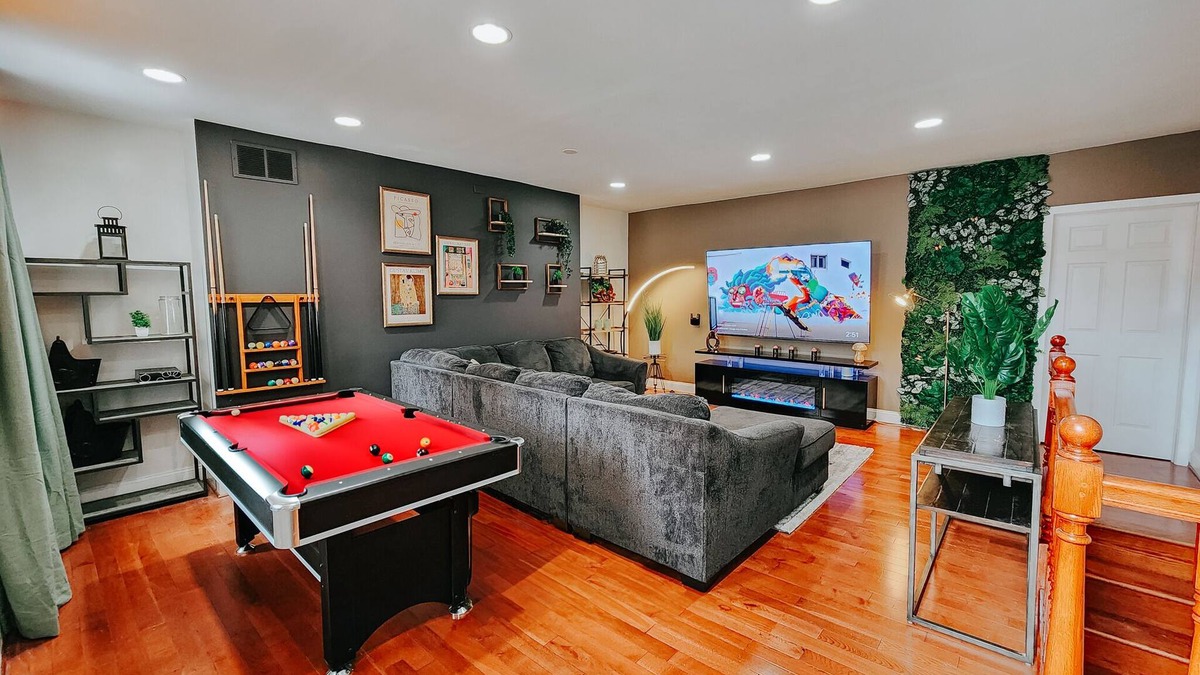 Gayborhood Apartment | Walnut St Kingdom/King Bed/85" TV/Arcades