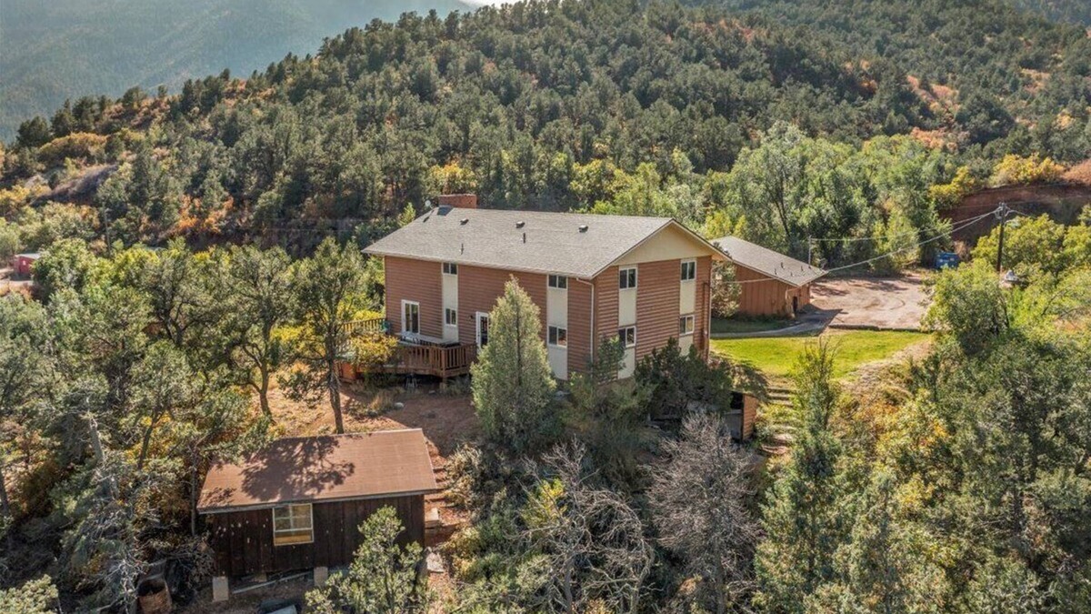 Manitou Springs House | Waltons Mountain Lodge with large HOT TUB