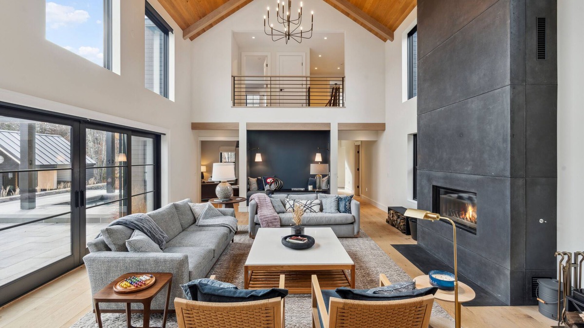 Stowe House | Wander Stowe Woods sleeps 12, w/gym/Workstations & pool, 6 Bedrooms