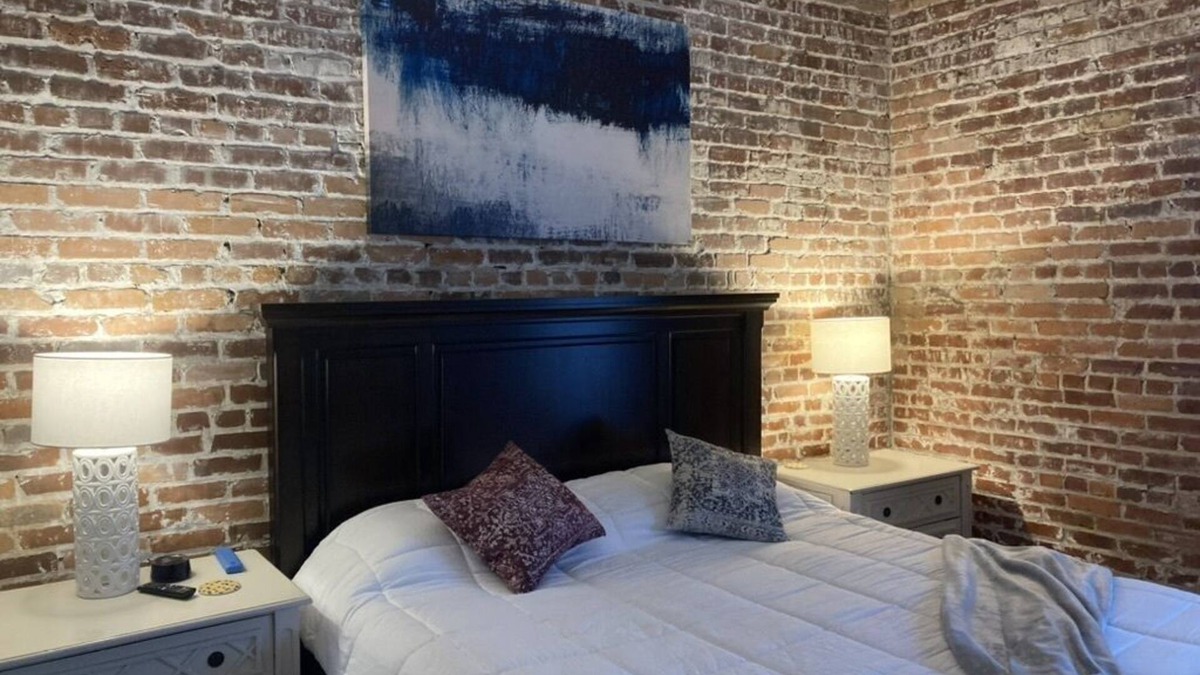 Historic District - North House | Wanderlust on Congress 2B 1 1/2bath in heart of the historic district