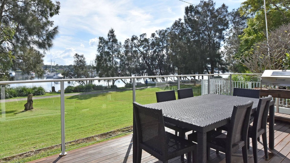 Wangi Wangi House | Wangi Lakehouse - renovated Lake Macquarie lakefront Location