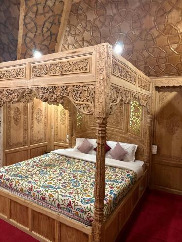 Nagin Bagh Hotel | Wangnoo paradise luxury houseboat