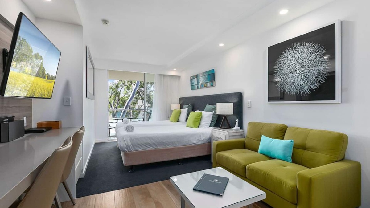 Noosa Heads Apartment | Wantima Hastings St Studio A/C Smart TV unlimited WiFi