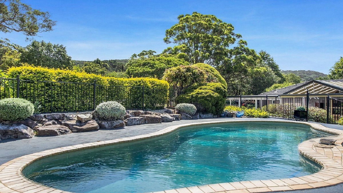 Wamberal House | Warambool Lodge on acreage/New List/Discount