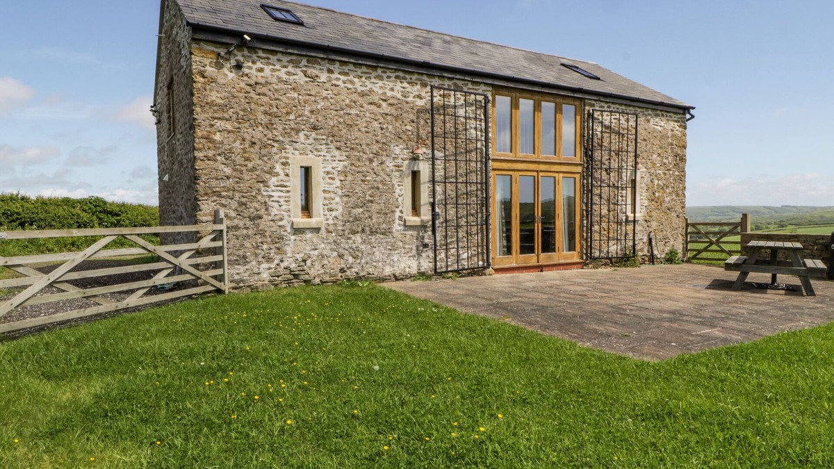 Puncknowle Cottage | WAREHAMS BARN, family friendly, with a garden in Burton Bradstock