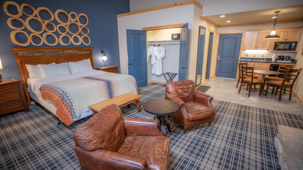 Mammoth Lakes Hotel | Warm Alpine Room Near Mammoth Mountain, Ideal for Relaxing After Ski Adventures