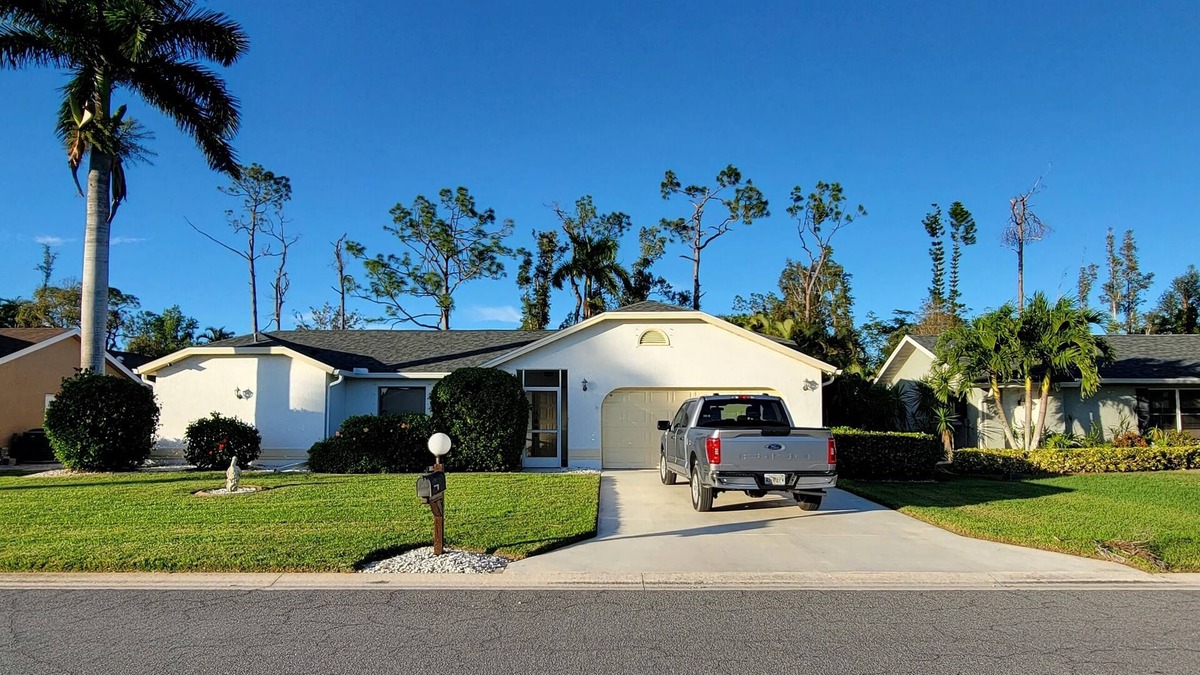 Brookshire Lakes House | Warm and exciting Floridian getaway. Near the beach, downtown, and all the fun!