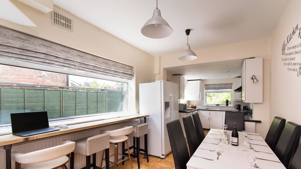 St Albans House | Warm and Spacious Smart Stay - Close to London and Harry Potter World