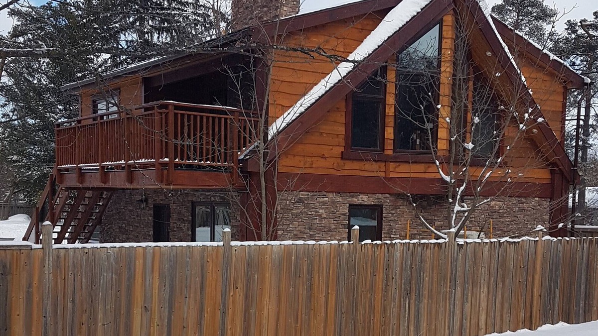 Barrie Ski Chalet | Warm, comfortable rustic luxury chalet near lake, park, forest trails and skiing