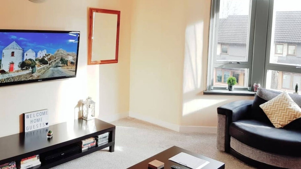 Glasgow Apartment | Warm & Cosy Family Home With Free Parking!