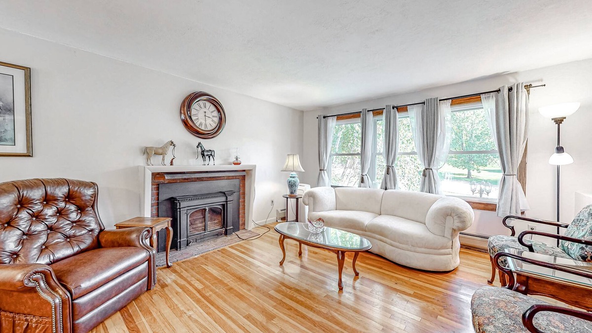 Greenland House | Warm house with pool table, large deck, AC, washer/dryer, & beautiful kitchen