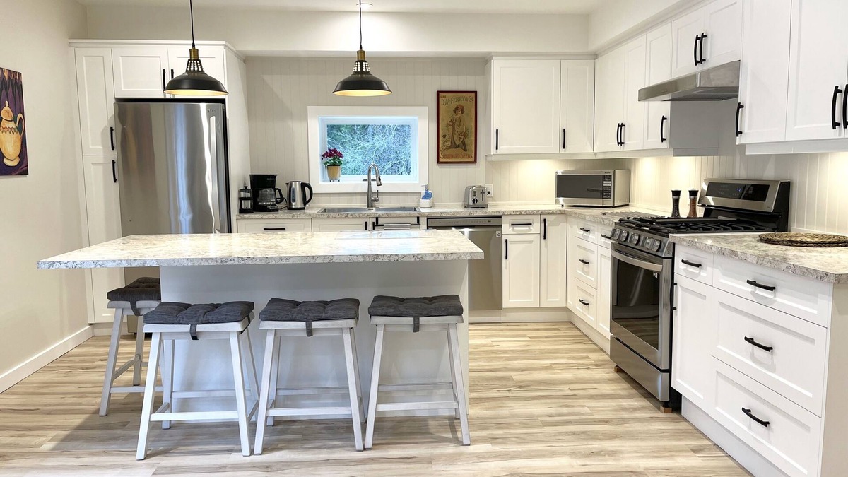 Duncan House | Warm, inviting updated 2 bdrm house in the forest-only minutes to town centre.