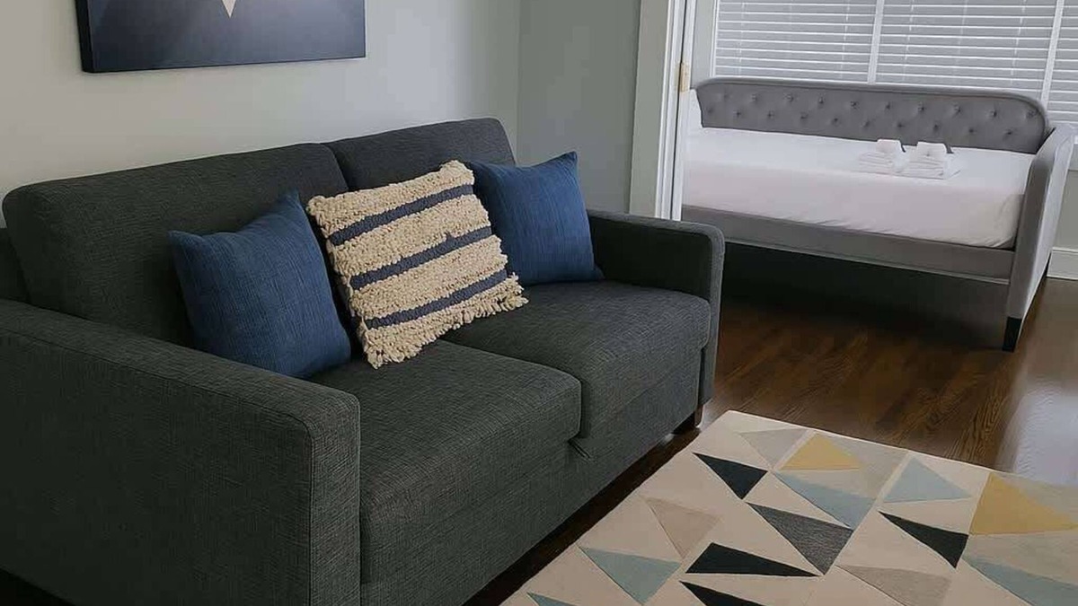 East Albany Park Apartment | Warm & Stylish 2BR Apt