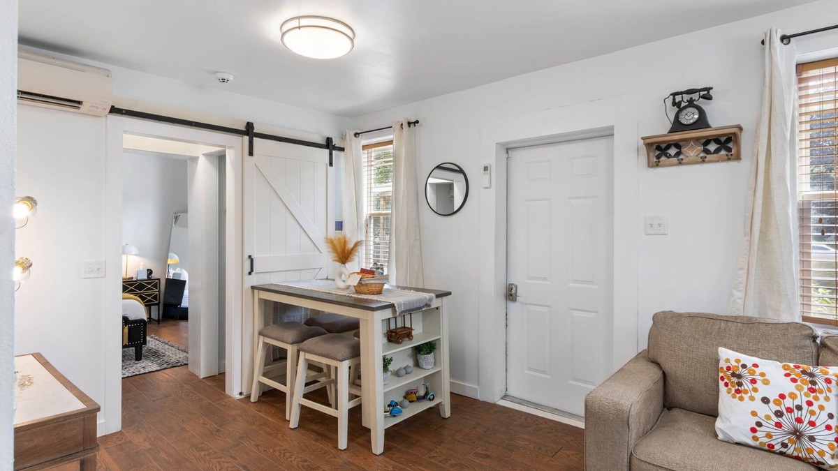 Fredericksburg Villa | Warm Villa 1 block from Mary Washington Campus
