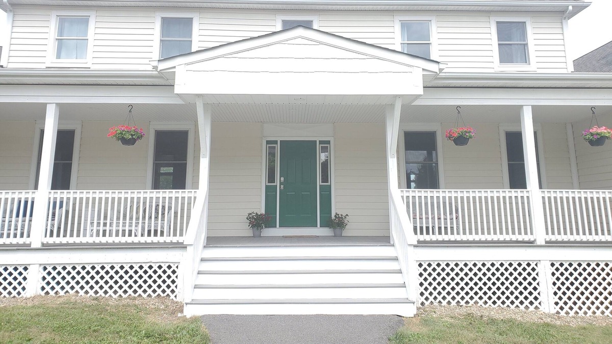 Circleville House | Warwick Hilltop Retreat