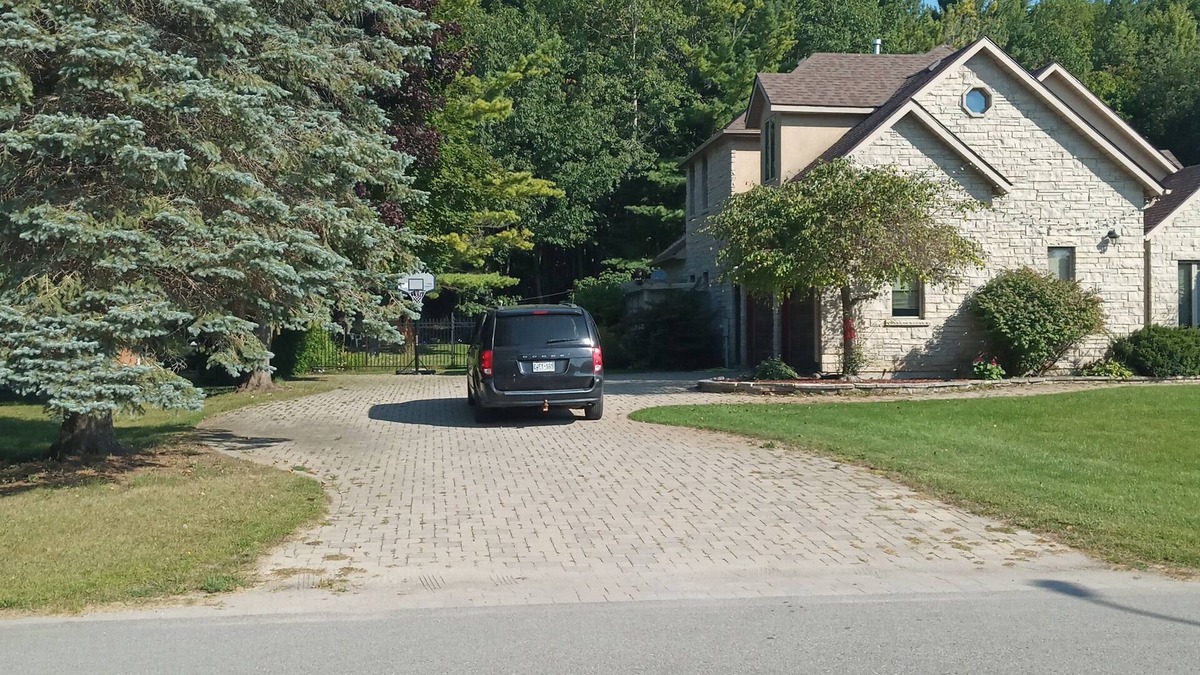 Wasaga Beach House | Wasaga Beach Retreat. 5 Queen, 2 singles. 6 min to Beach 6; 20 min to Blue Mtn.