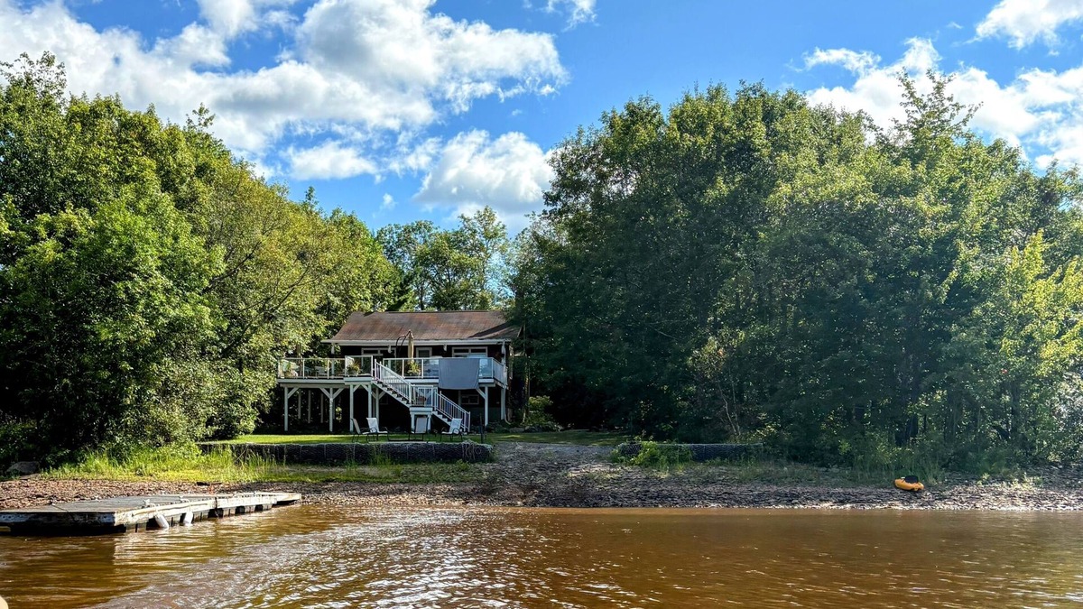Springfield House | Washademoak Lakefront Escape with Hot Tub and Outdoor Kitchen