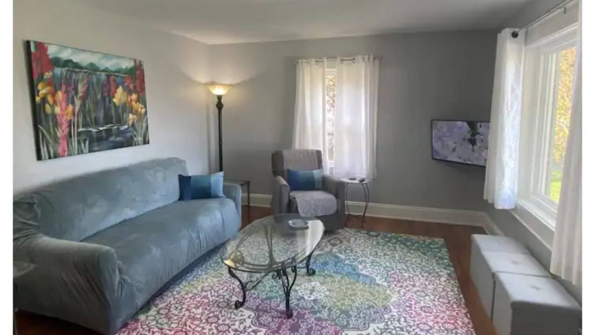 Hickory House | Washer, Dryer, Desk, Smart TV, Blackout Shades, Fully Stocked Kitchen Cookware