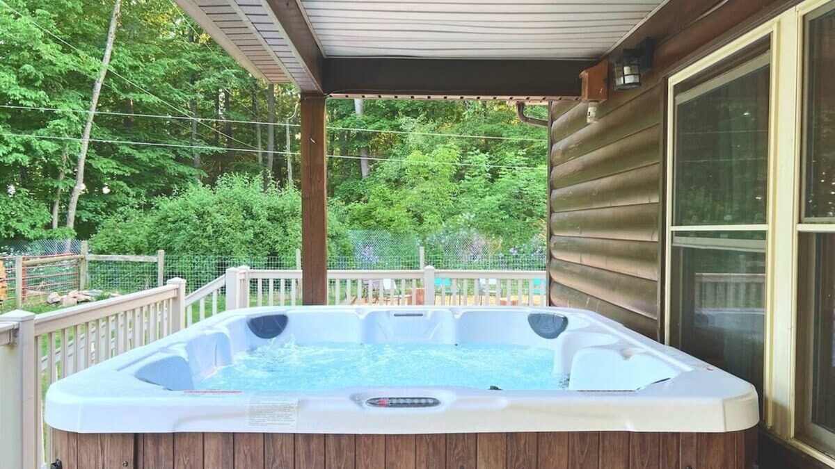 Tylersville Cabin | Wasson Woods Retreat w/Fire Pit & HOT TUB