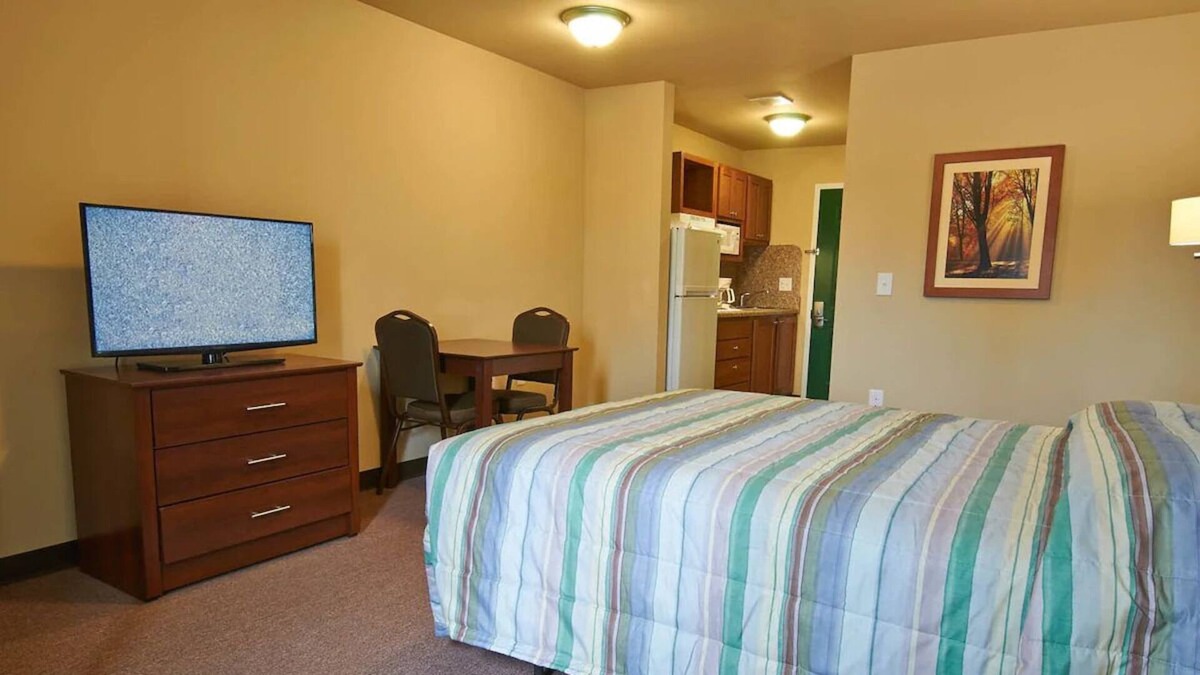 Pleasanton House | Watch a Game at Eagle Stadium! 3 Units in Pleasanton w/ Free Private Parking!