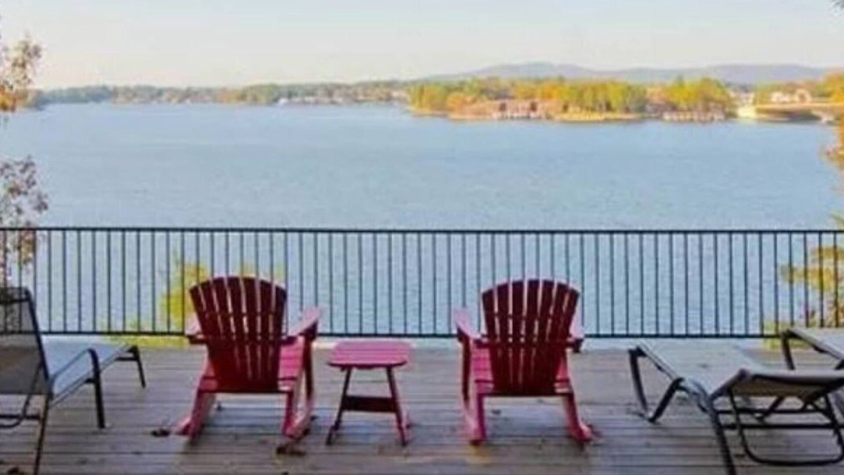 Lake Hamilton House | Watch Eclipse from huge balcony with friends and family!