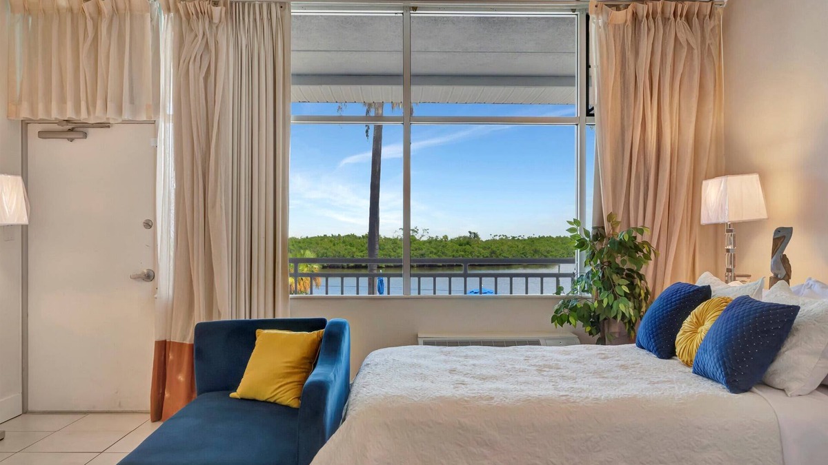 Ruskin Apartment | Watch the dolphins! Large balcony Suite and heated pool!