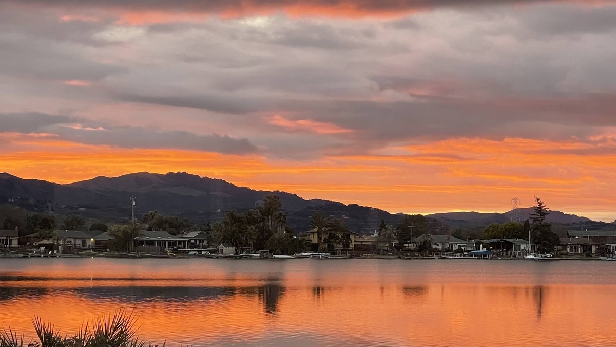 Novato House | WATCH THE SETTING SUN & THE MARIN MOUNTAINS OR KAYAK THE LAGOON from the dock
